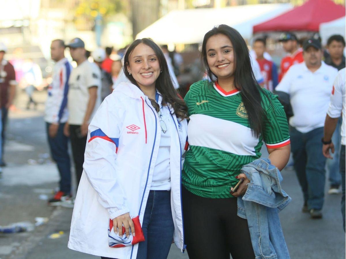 Descomunales filas en el Estadio Nacional y lo que pasó con la pantalla: así se vive la previa de la final entre Olimpia-Marathón