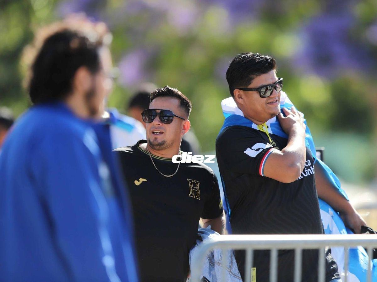 Carrazo con la bandera de Honduras, la loca pancarta, el gringo-catracho, Real España presente y la fiesta en California