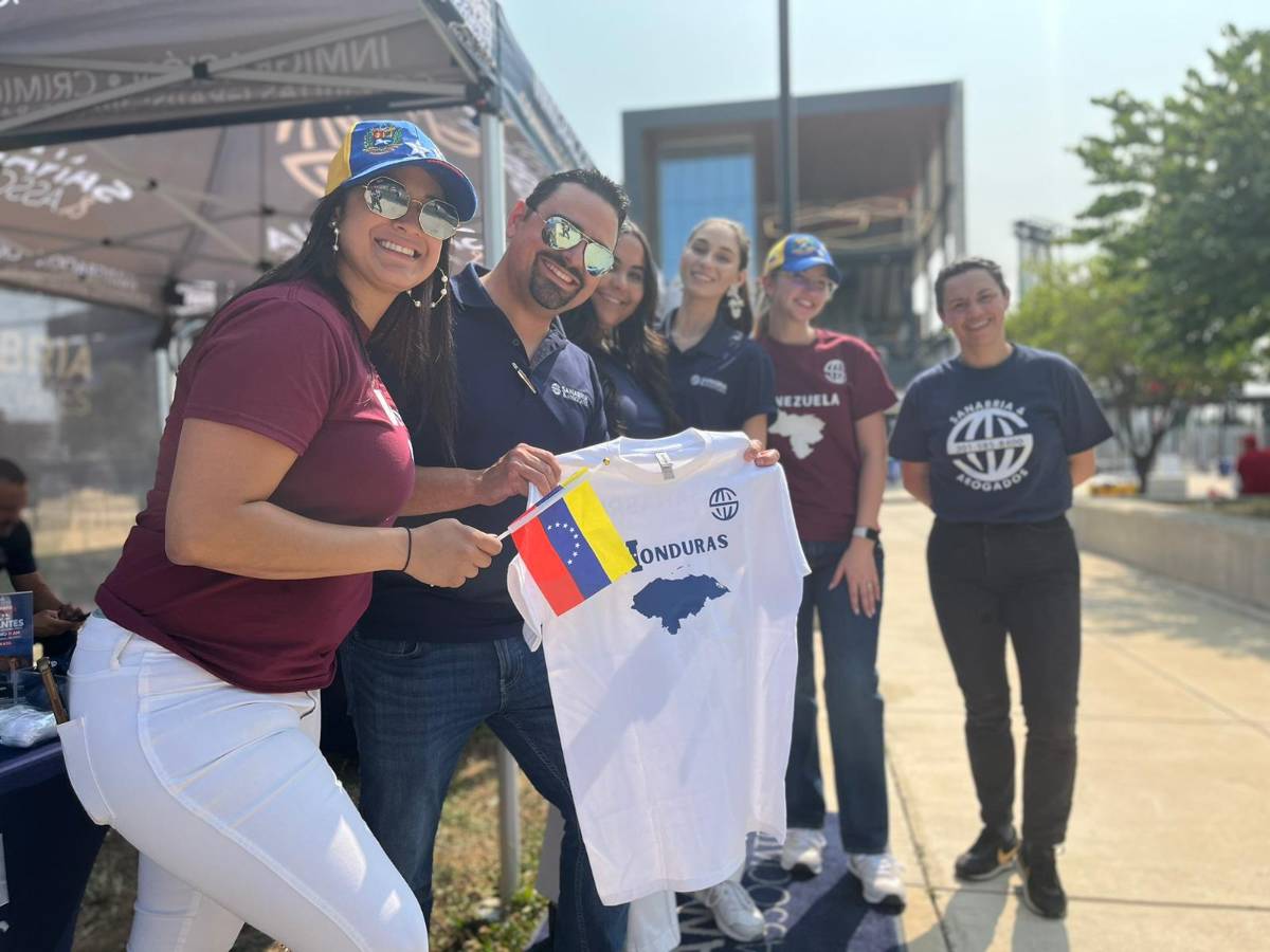 ¡Fiesta catracha! Bonito ambiente en el Audi Field en Washington para el Honduras vs Venezuela