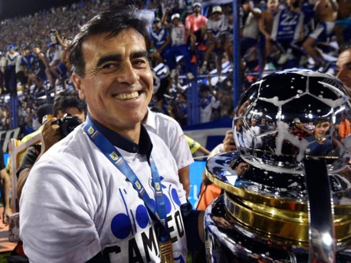 Después de coronar campeón al Vélez Sarsfield de Argentina y no renovar contrato, el DT Gustavo Quinteros tiene nuevo equipo