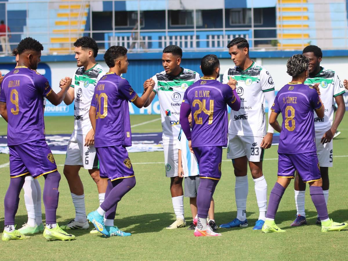 El saludo de los jugadores de Juticalpa FC y Olancho FC previo al arranque. Foto cortesía Liga Hondubet.