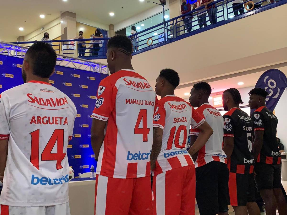 Premios, novedades, y bellas modelos en la presentación del nuevo uniforme del Vida en La Ceiba