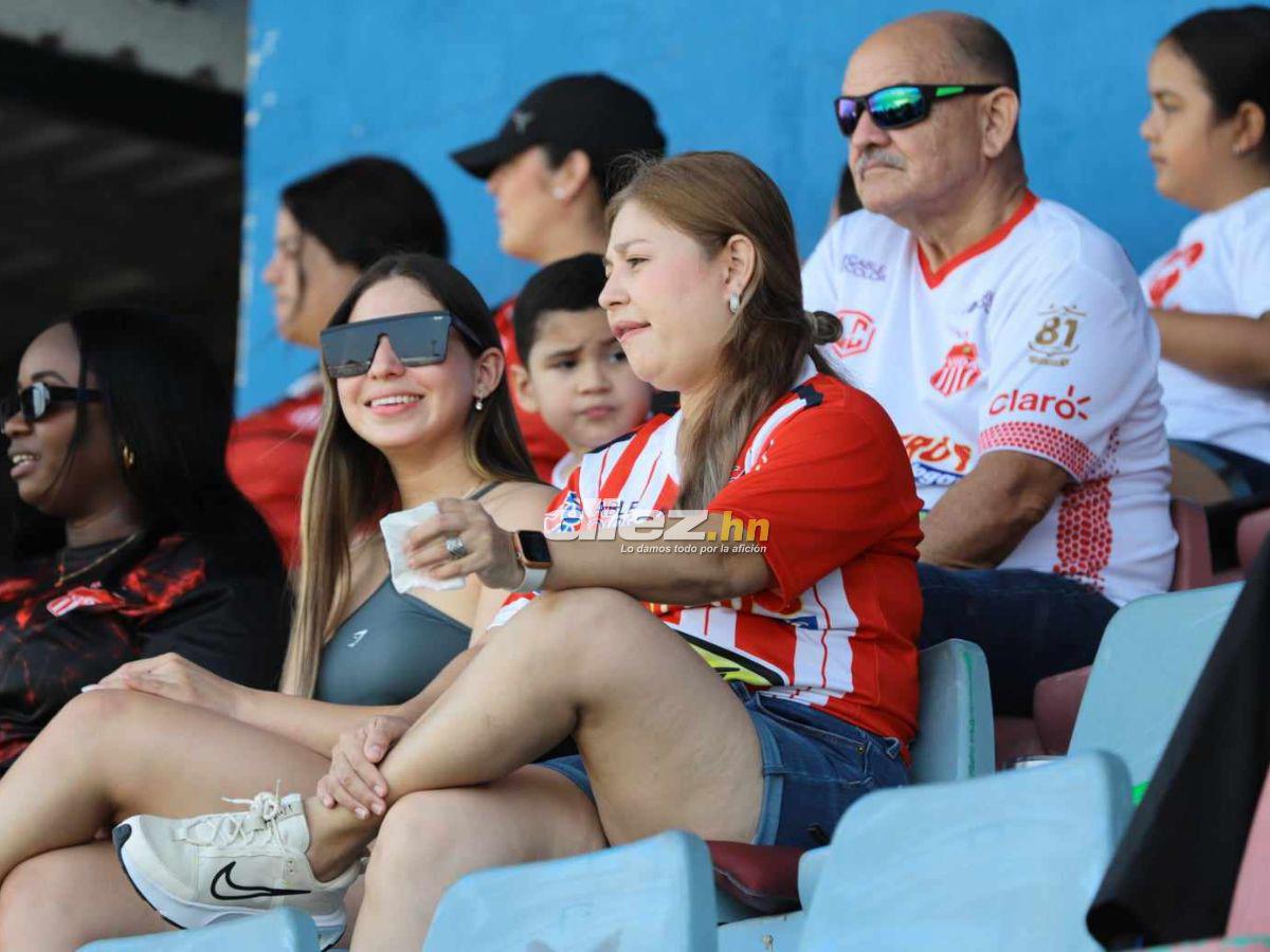 Annie Córdova, la bella novia de Luis Palma, se robó miradas en el estadio Ceibeño: así vivió el repechaje entre Vida vs Lobos