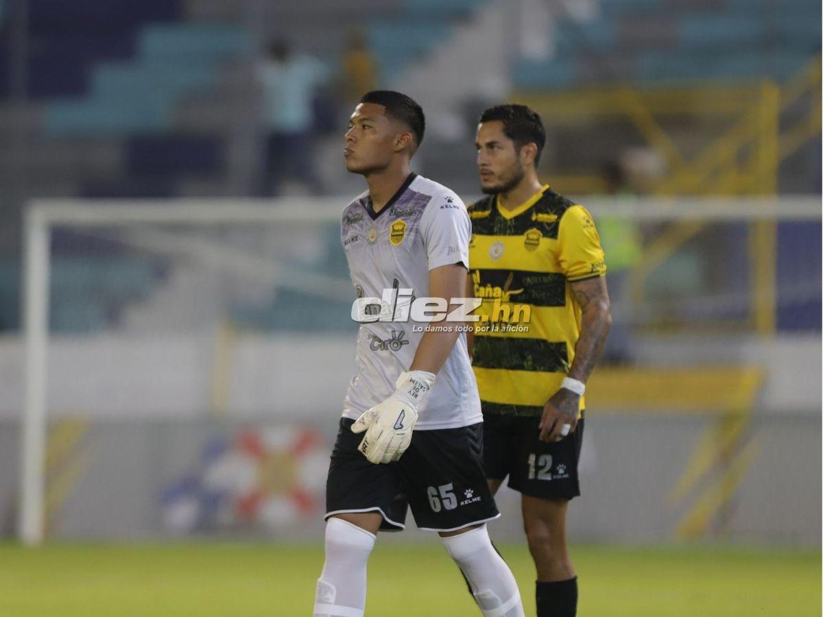 Afición del Real España sorprende con gigantesca manta, Blackburn silenció el Morazán y las bellas chicas