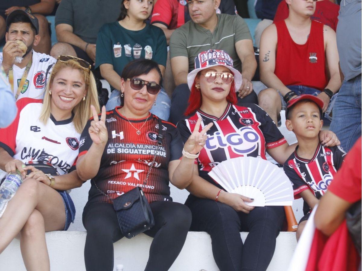 Bella chica causa furor en el Choloma vs Independiente, los famosos de la finalísima y la zarca que robó miradas