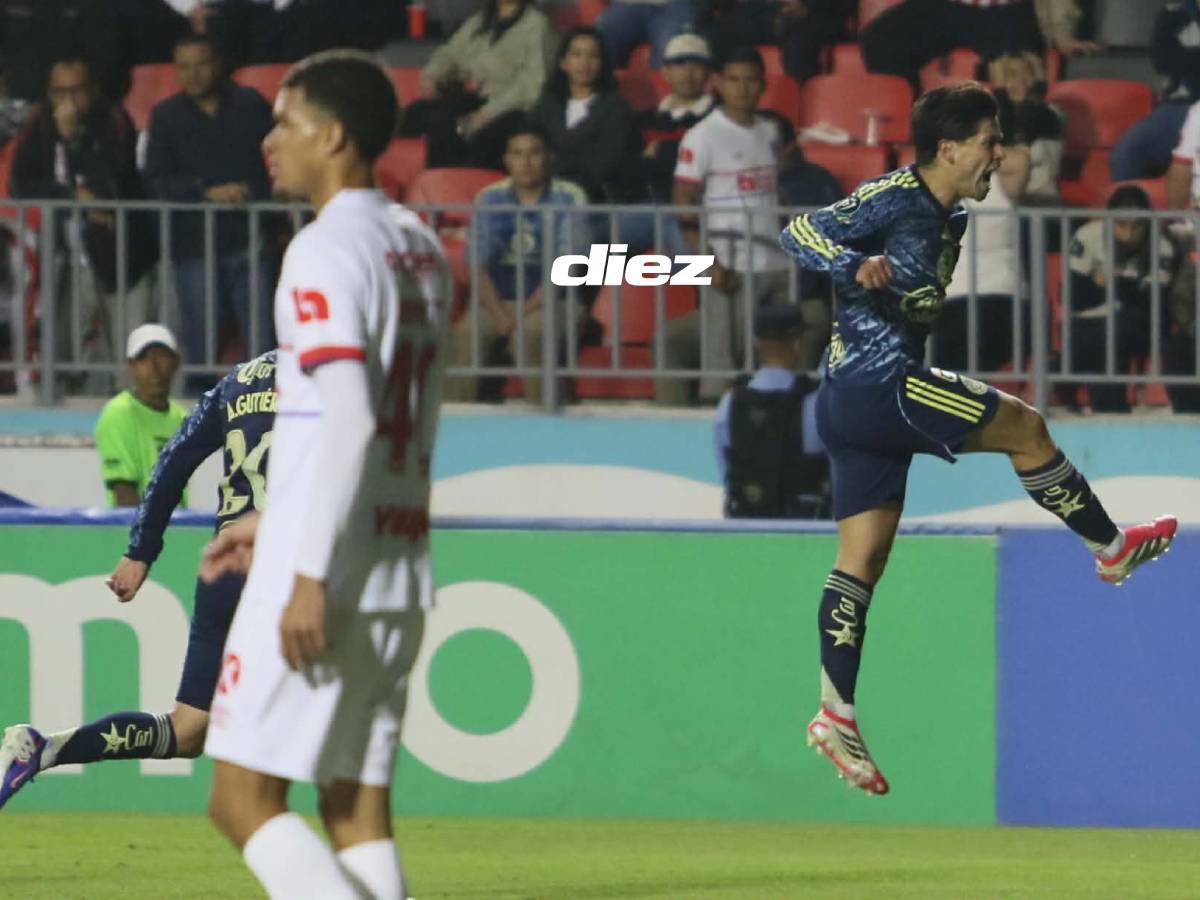 Celebración de Víctor Dávila con su anotación al final del primer tiempo.