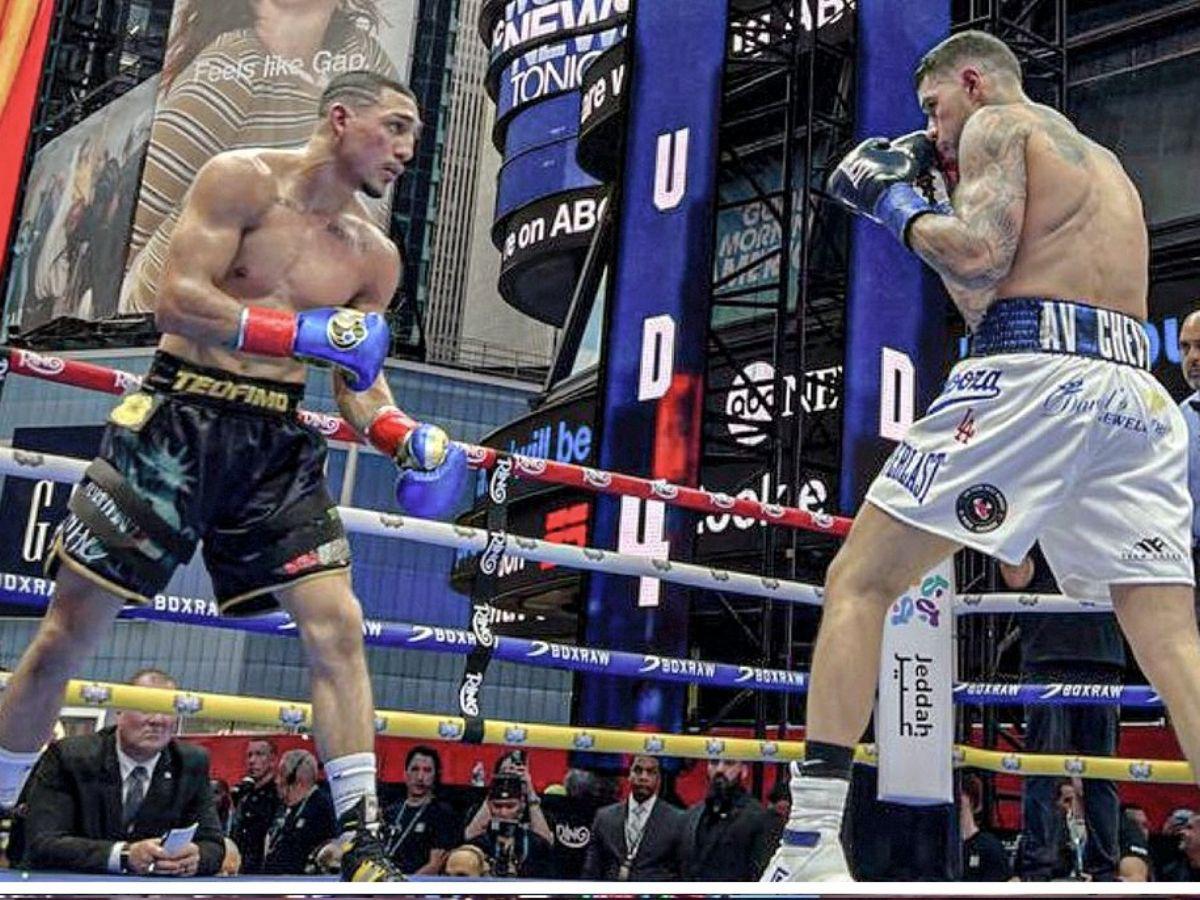 Teófimo López rompe en llanto, albañiles con palco de lujo y eufórica celebración del catracho tras vencer a Barboza