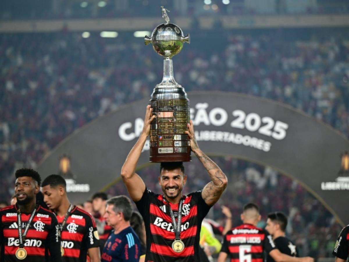 Puyol rechaza el trofeo de Copa Libertadores, el fallo del árbitro y el VAR; celebración de Flamengo y el récord que se rompió