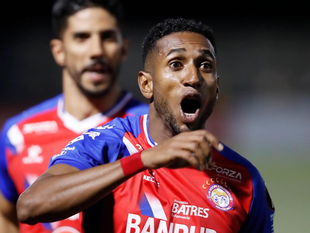 Romario Silva llegará a Honduras en las próximas horas tras desvincularse del Xelajú MC.