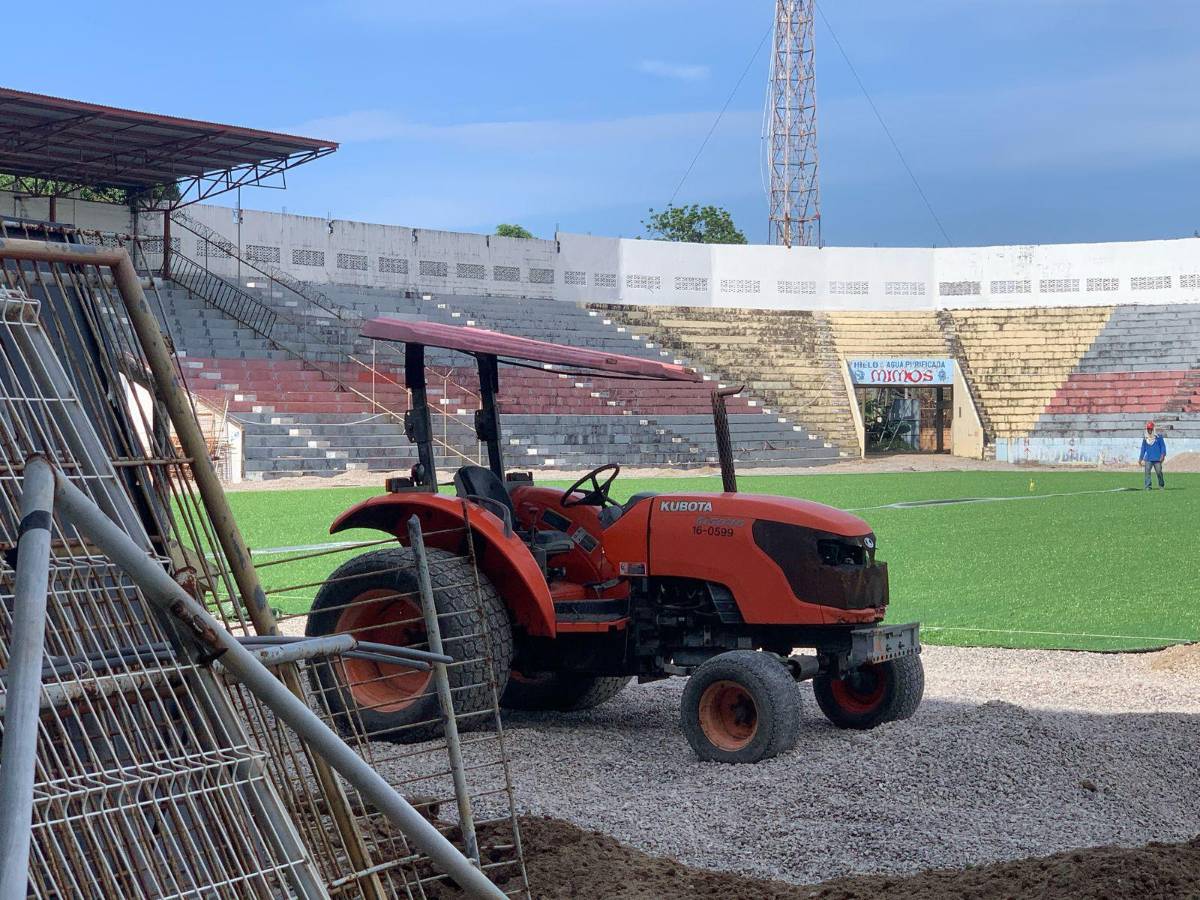 Ya se colocó la carpeta híbrida: así avanzan los trabajos en el estadio Ceibeño que contará con nueva grama de primer nivel