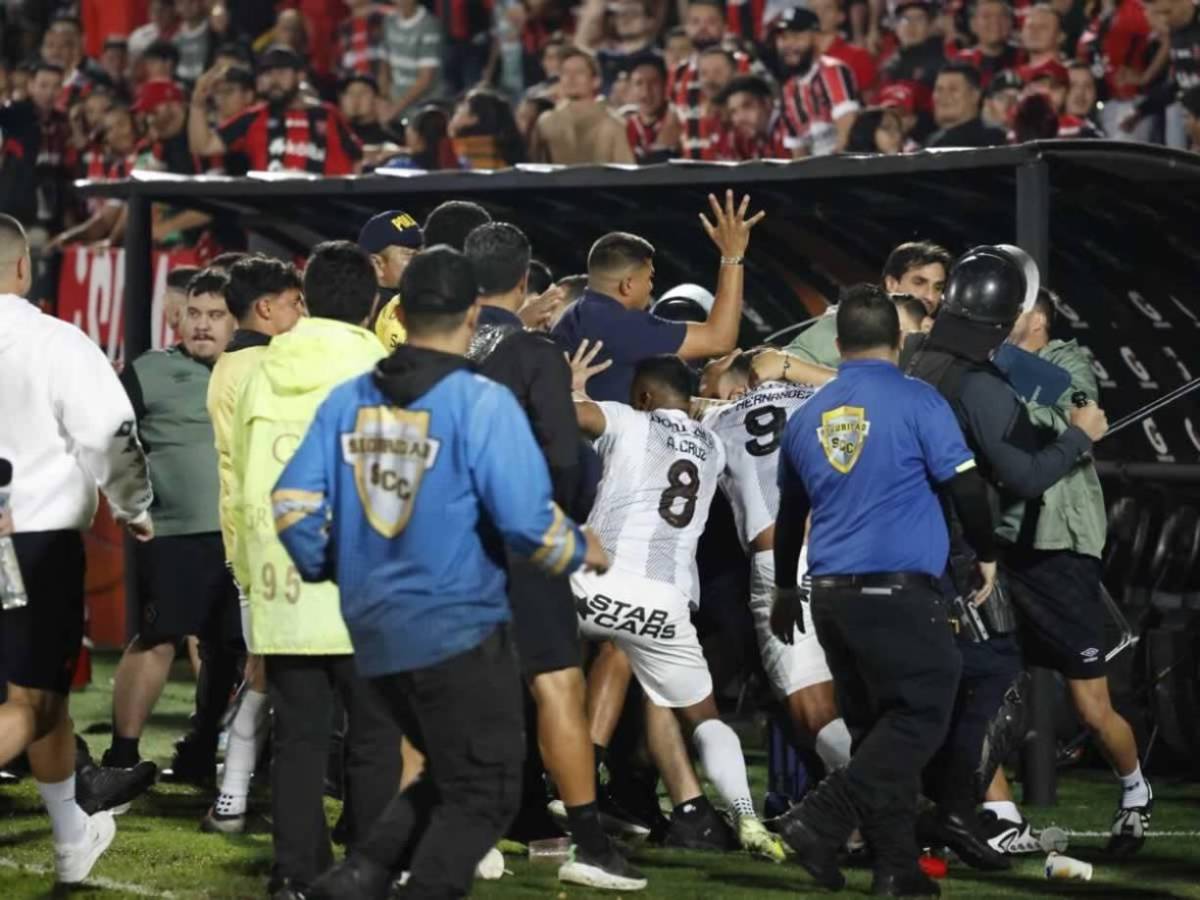Batalla campal en Costa Rica: Así fue el zafarrancho entre Alajuelense-Herediano en la gran final, ¡golpes y sangre!