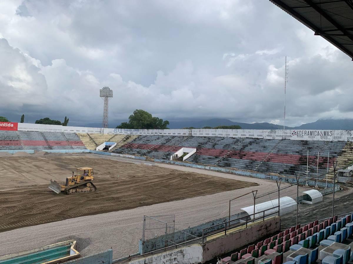 Ya se colocó la carpeta híbrida: así avanzan los trabajos en el estadio Ceibeño que contará con nueva grama de primer nivel