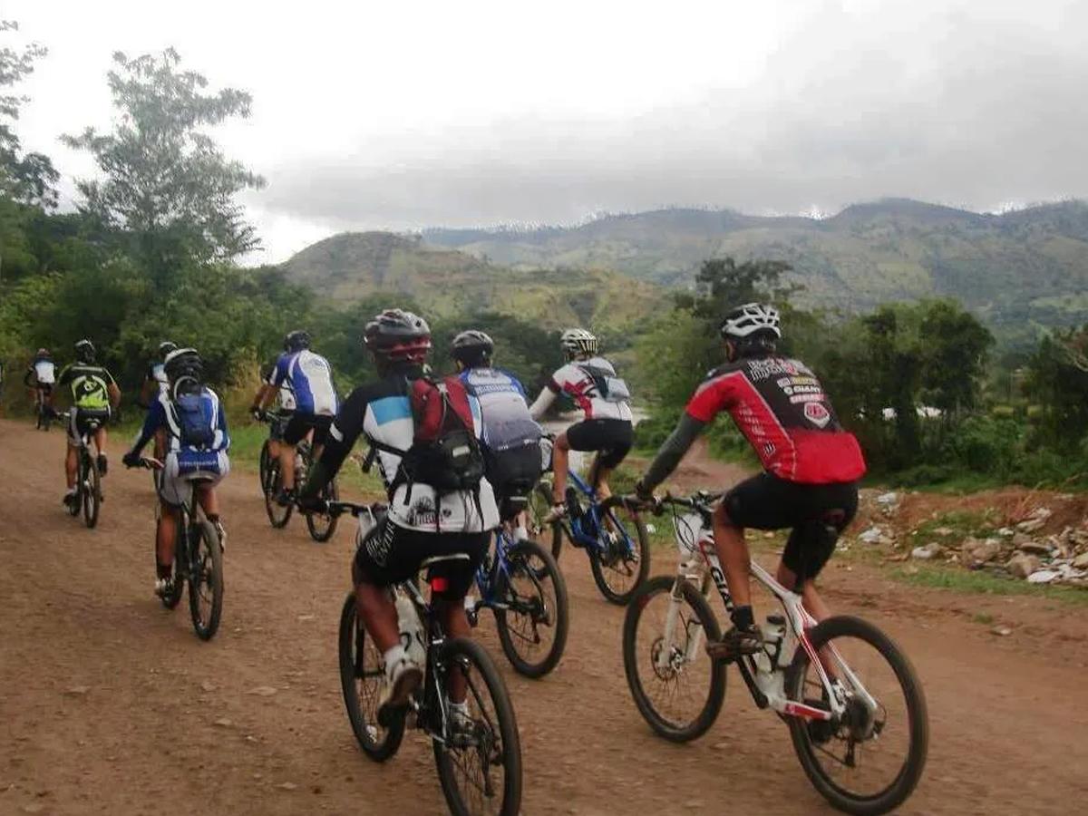 Ciclistas sampedranos se plantan y piden apoyo al Alcalde Roberto Contreras a que ilumine las vías tras constantes atropellos