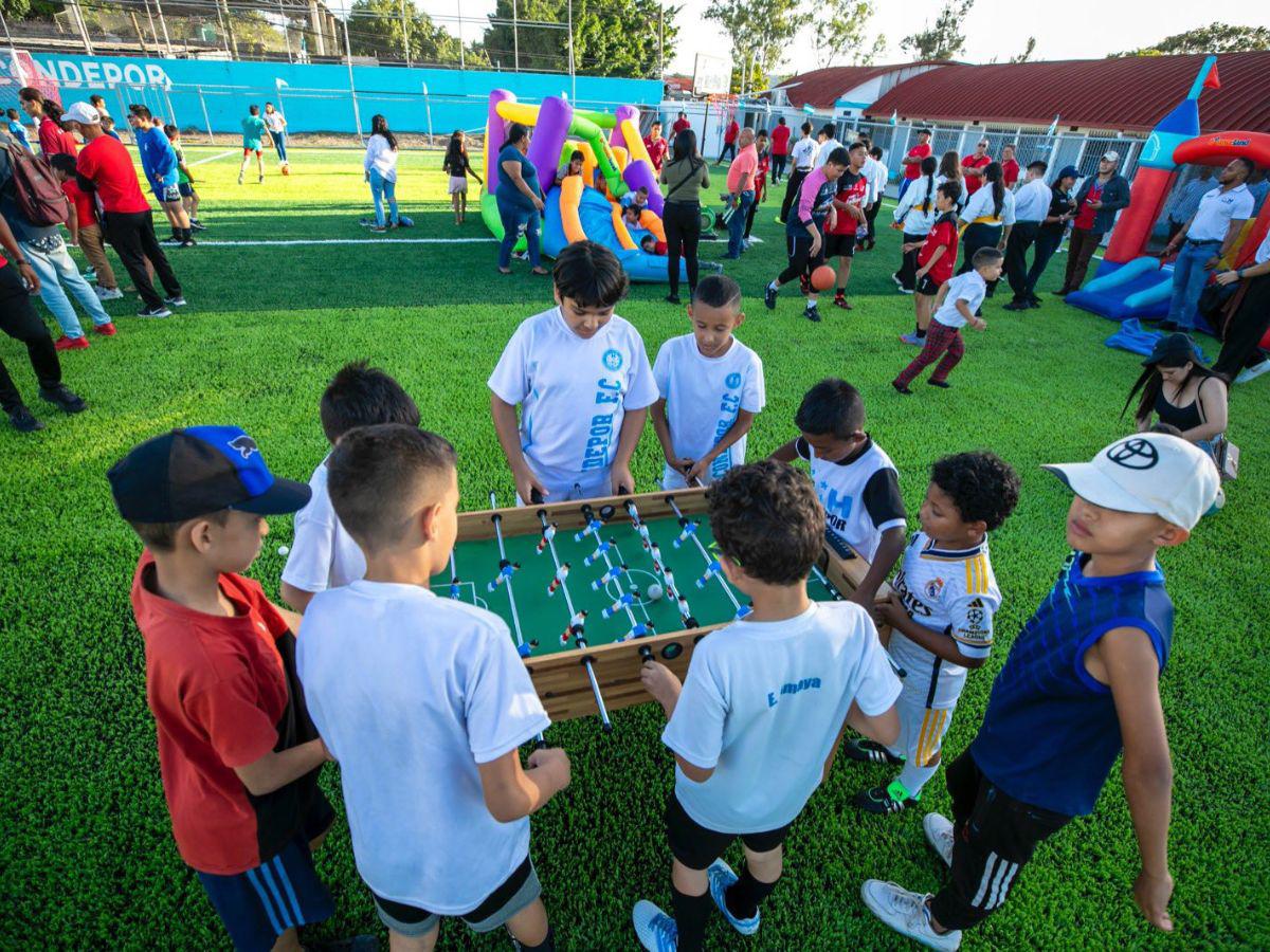 Los niños disfrutaron de diferentes juegos en la reinauguración de la cancha ubicada en Tegucigalpa.