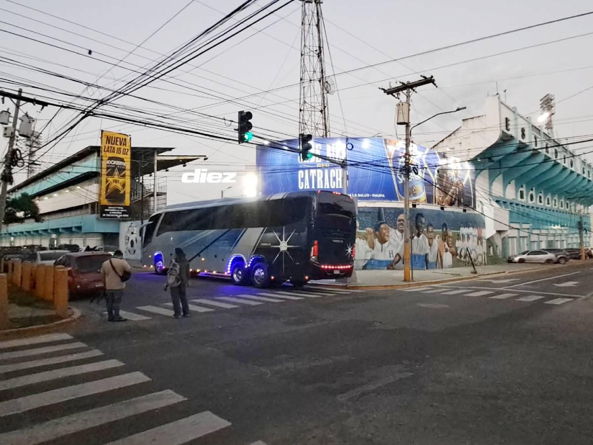 Llegada de Real España al estadio Morazán. Foto Neptalí Romero.