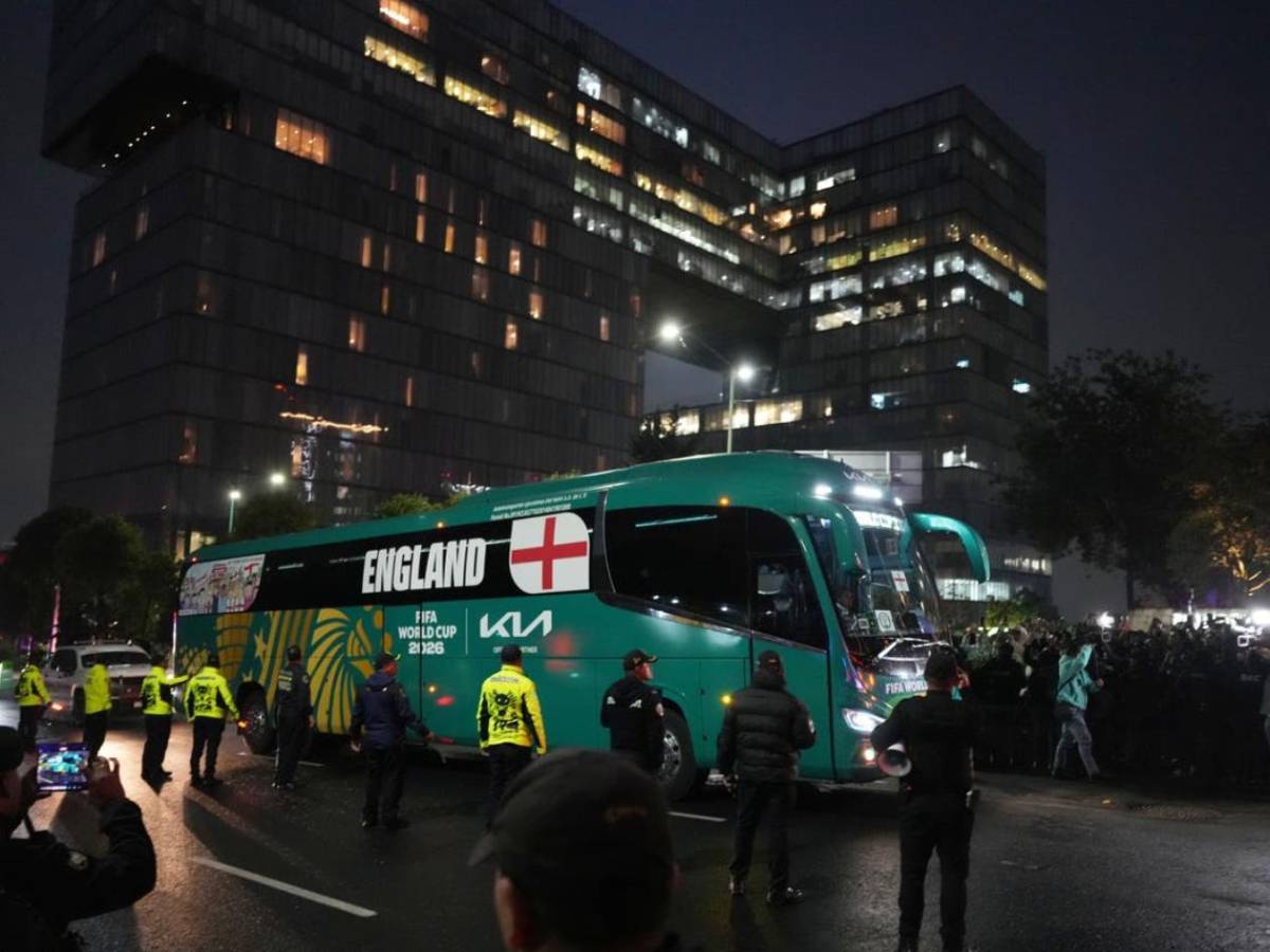 Mexicanos llevaron serenata al hotel de Inglaterra: la policía tuvo que desalojarlos