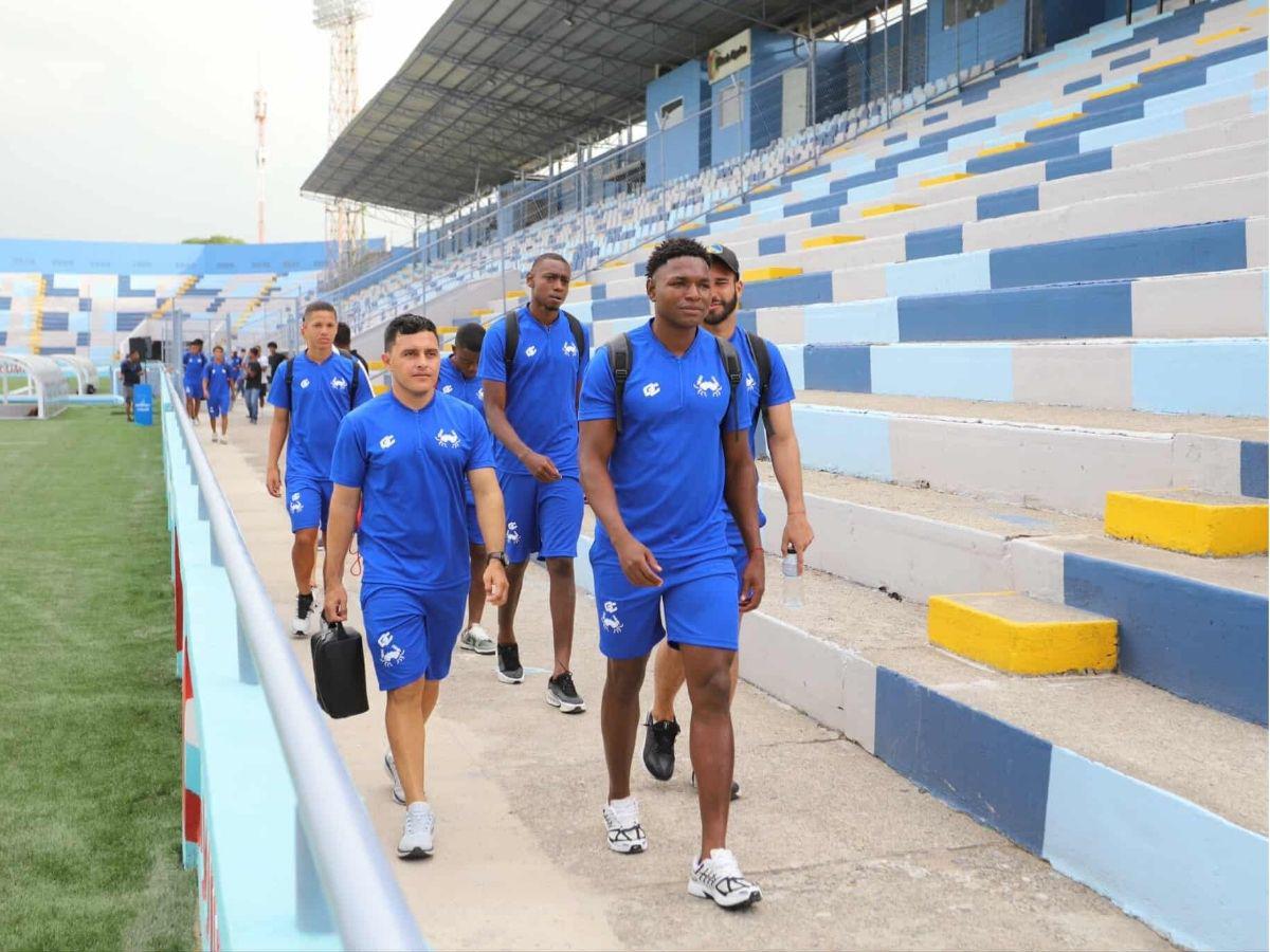Chica de lentes enamoró, gestos tristes en Victoria tras goleada de Marathón y Messiniti con dedicatoria en La Ceiba