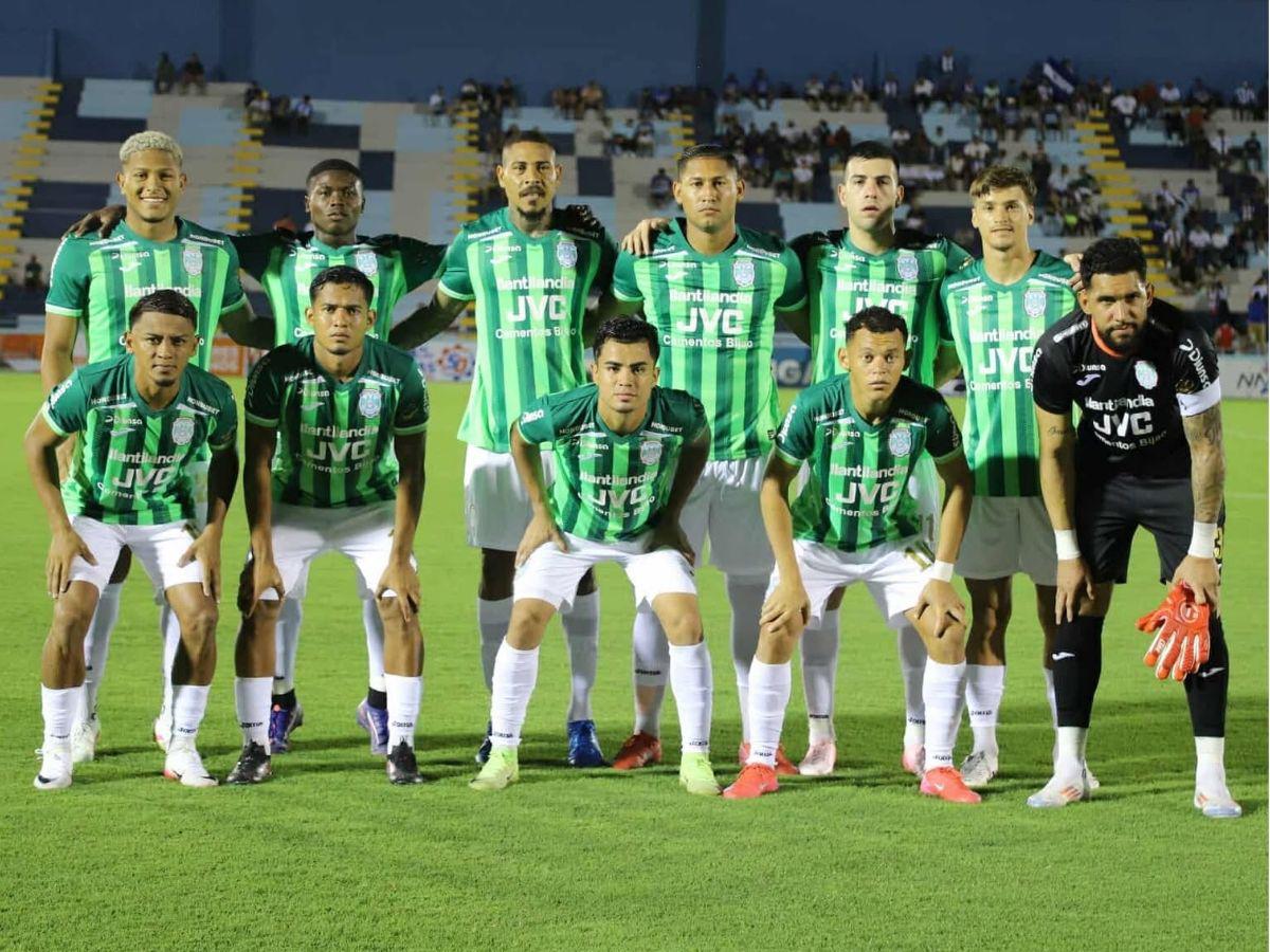 Chica de lentes enamoró, gestos tristes en Victoria tras goleada de Marathón y Messiniti con dedicatoria en La Ceiba