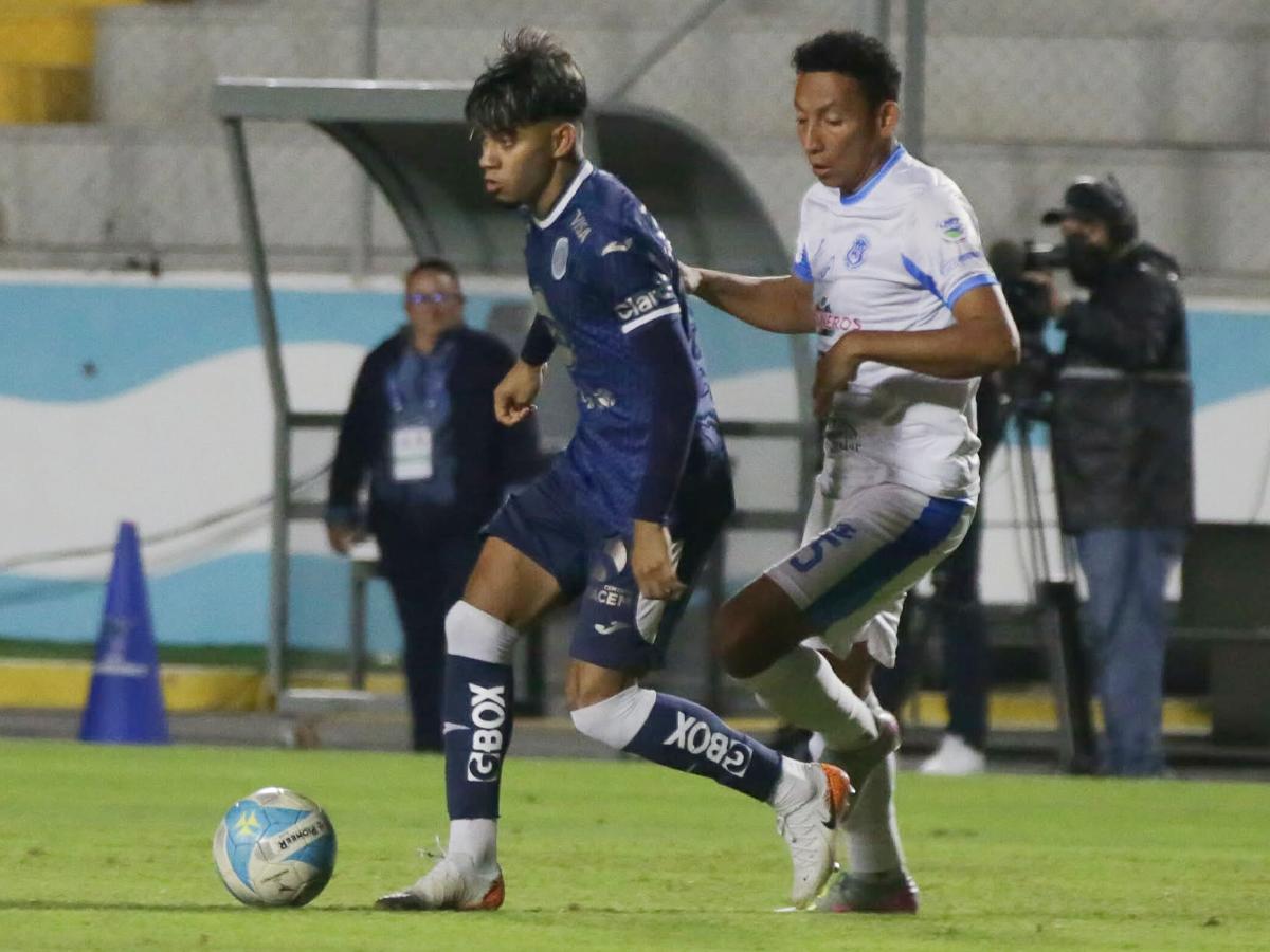 Cléver Portillo siendo marcado por Allan Banegas en el duelo entre Motagua y Victoria por la Jornada 18.