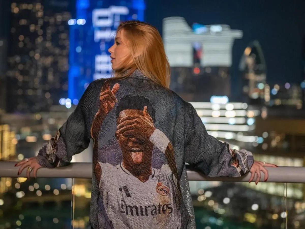 Novia de Vinicius hace estallar a Real Madrid con sus picantes fotos y la prenda con el nombre del brasileño