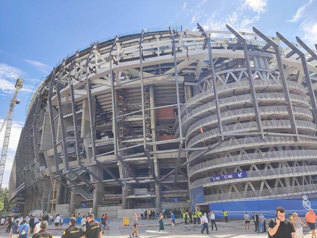 ¿Sin lujos? Así es el nuevo vestuario del Real Madrid en el Bernabéu y el gran invernadero bajo tierra para guardar el césped