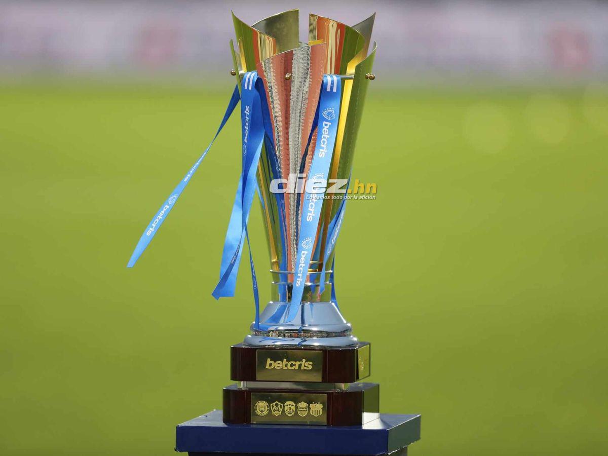La copa que se llevará el campeón del torneo Clausura 2024 de la Liga Nacional de Honduras. FOTOS: Mauricio Ayala | David Romero.