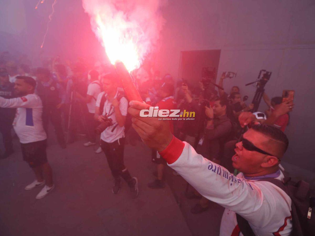 ¡FIESTÓN COMPLETO! Los aficionados de Olimpia armaron la fiesta en el arribo de sus jugadores. FOTOS: Mauricio Ayala | David Romero.