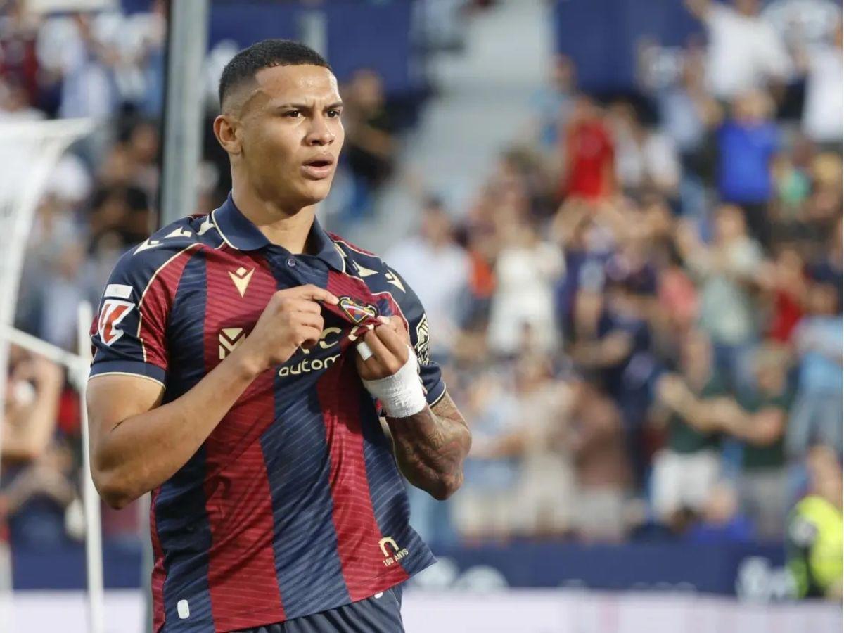 ¡Obsequio inolvidable! Crack mundial del Real Madrid le regaló su camiseta a Kervin Arriaga en el Bernabéu