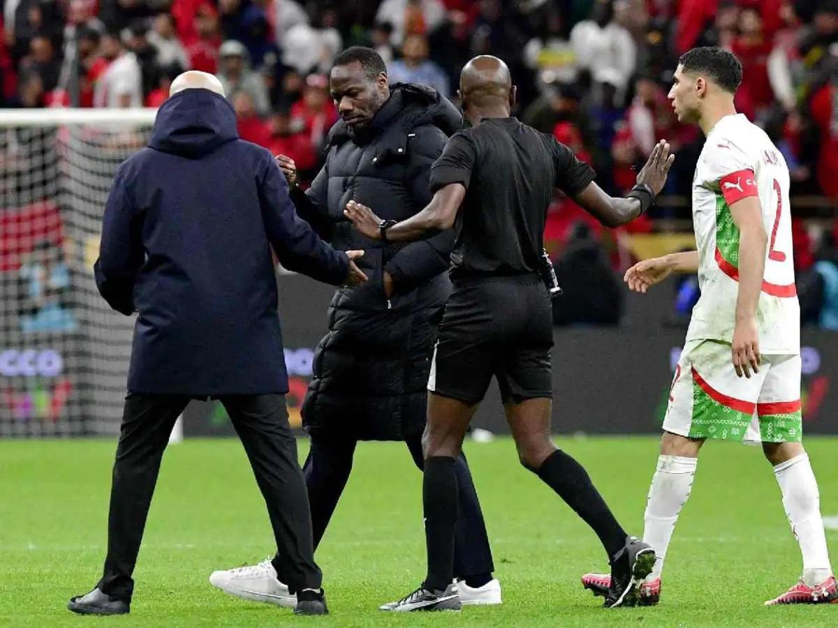 Senegal hundió a Marruecos y él se fue a festejar con sus dos esposas la Copa Africana: Siempre están...