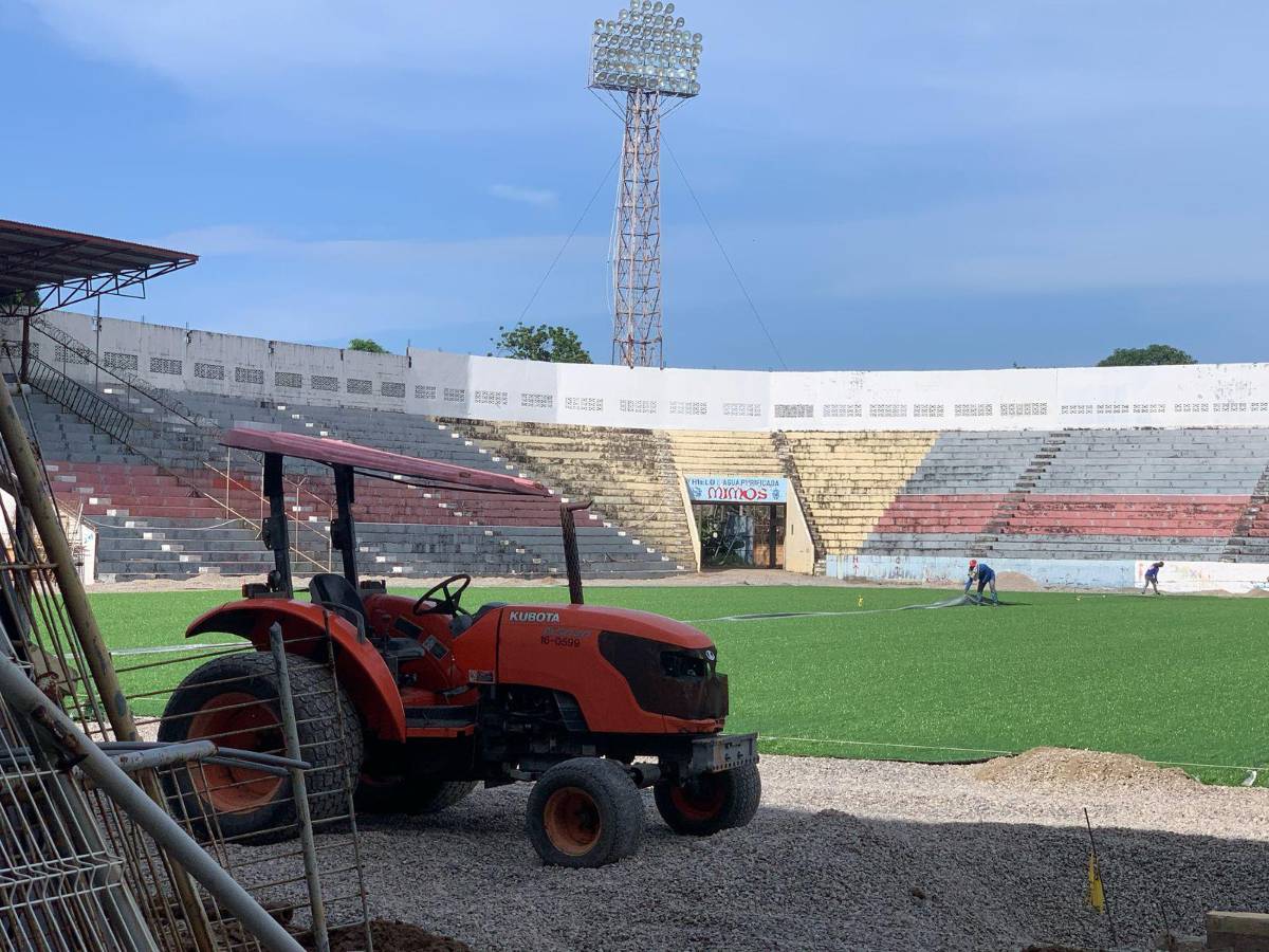 Ya se colocó la carpeta híbrida: así avanzan los trabajos en el estadio Ceibeño que contará con nueva grama de primer nivel