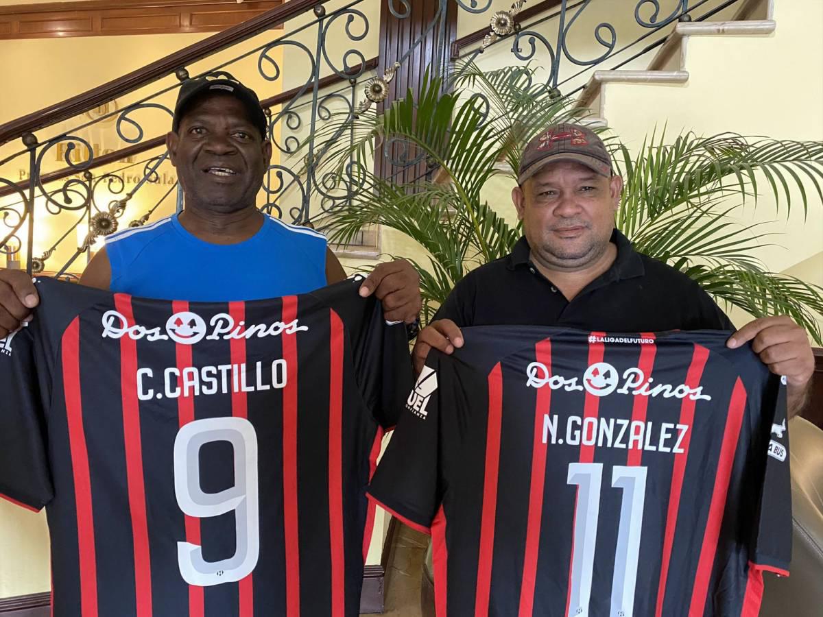 Ciro Castillo y Nahamán González recibieron una camiseta del Alajuelense en su última visita a Honduras.