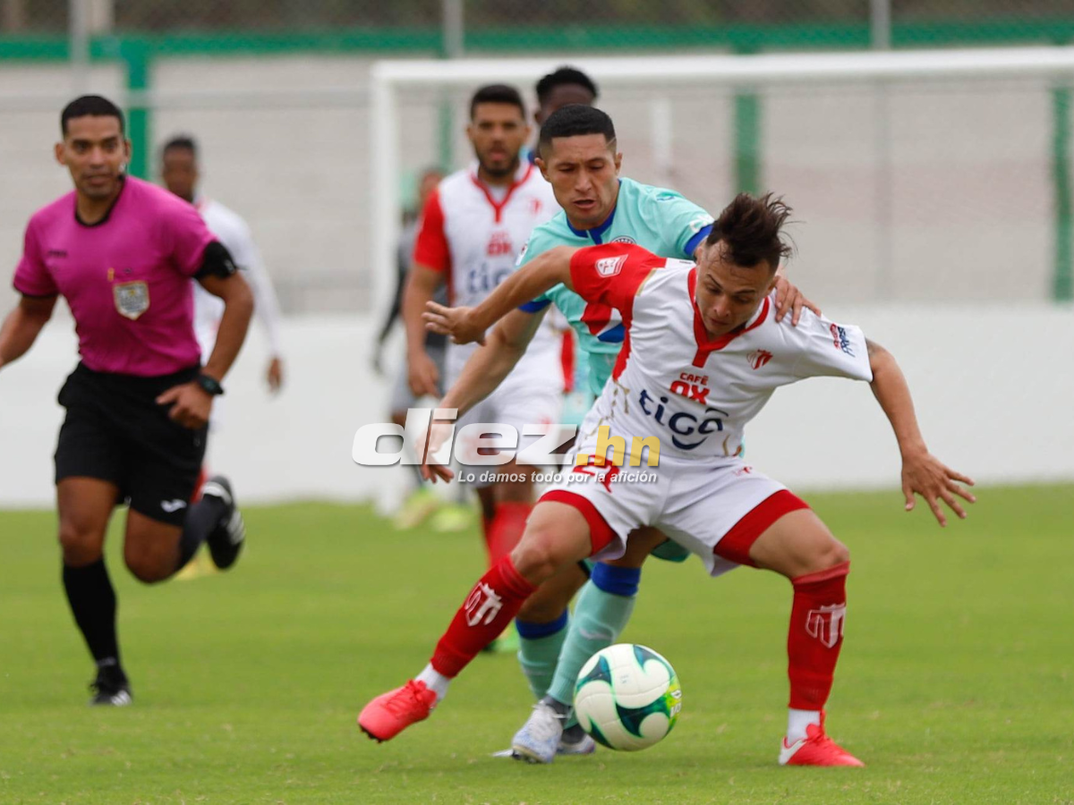 Héctor Castellanos marca a un futbolista del Real Estelí en el Estadio Carlos Miranda de Comayagua.