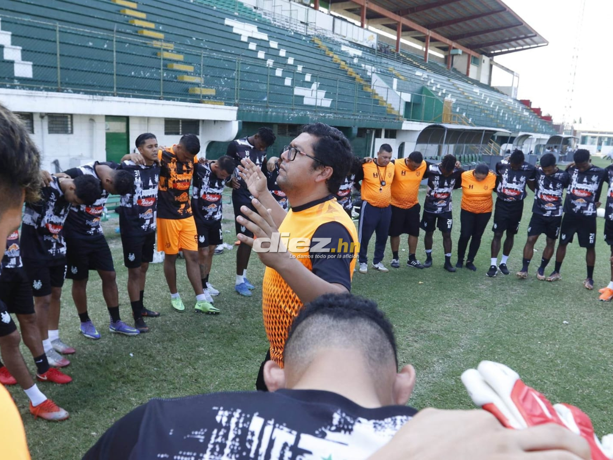 La oración de Rommel Salgado con los futbolistas del Platense y su cuerpo técnico. FOTO: Neptalí Romero.