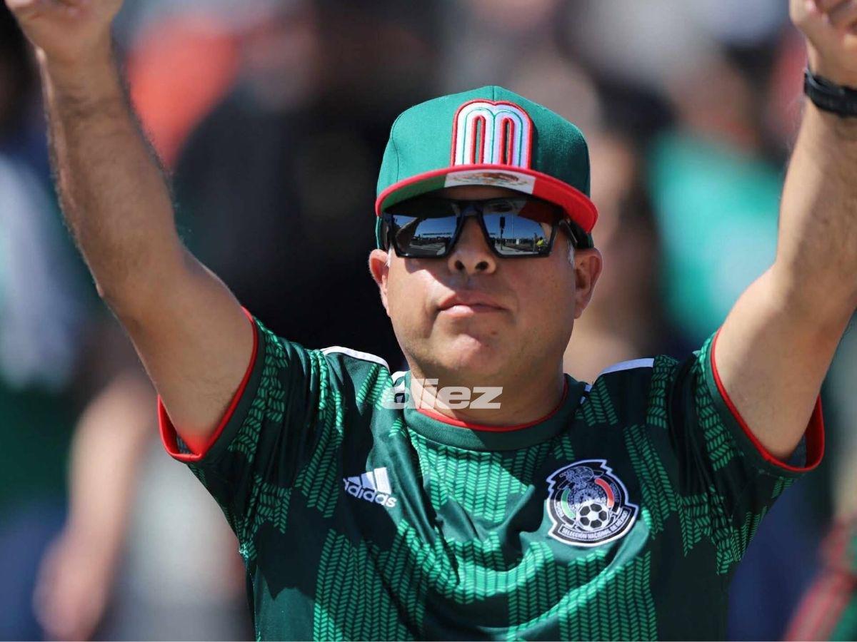 Superman hondureño sorprende, curiosa pancarta dedicada a Honduras, la guapa mexicana y, ¡no hay boletos!