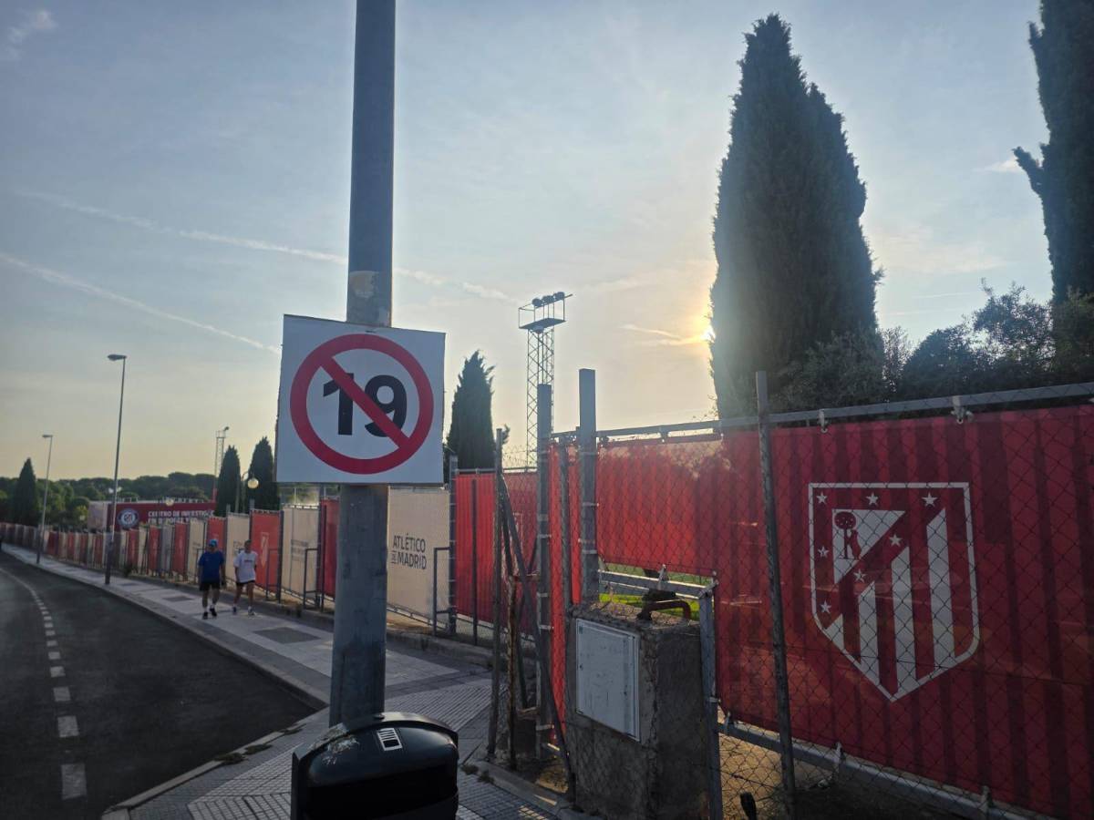 Fuera: los carteles que aparecieron en la sede del Atlético contra Julián