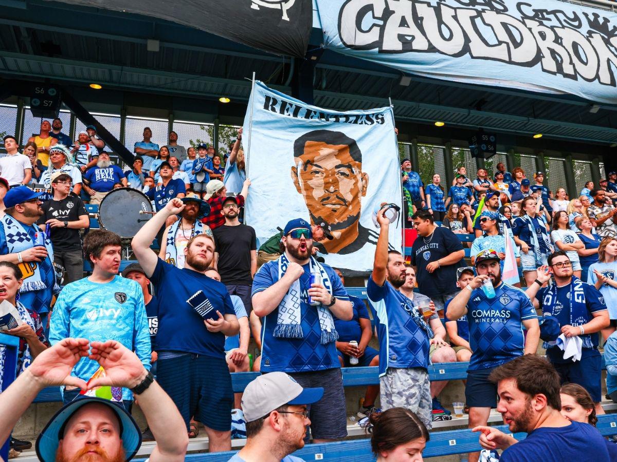 La memorable despedida del Sporting Kansas a Roger Espinoza; ¡el DT “rompió” el protocolo y repartieron cervezas!