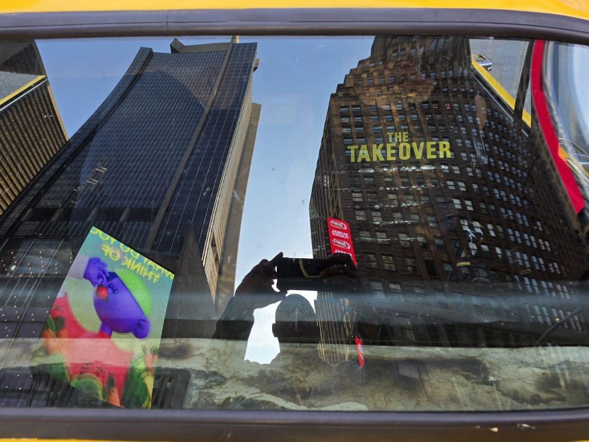 Épica llegada de Teófimo López al Times Square, curioso taxi que lo transportó y Nueva York se paraliza por la pelea del catracho