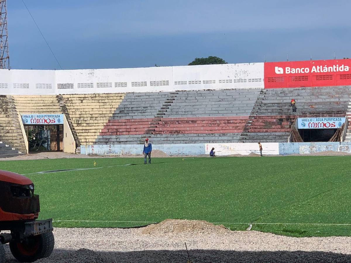 Ya se colocó la carpeta híbrida: así avanzan los trabajos en el estadio Ceibeño que contará con nueva grama de primer nivel