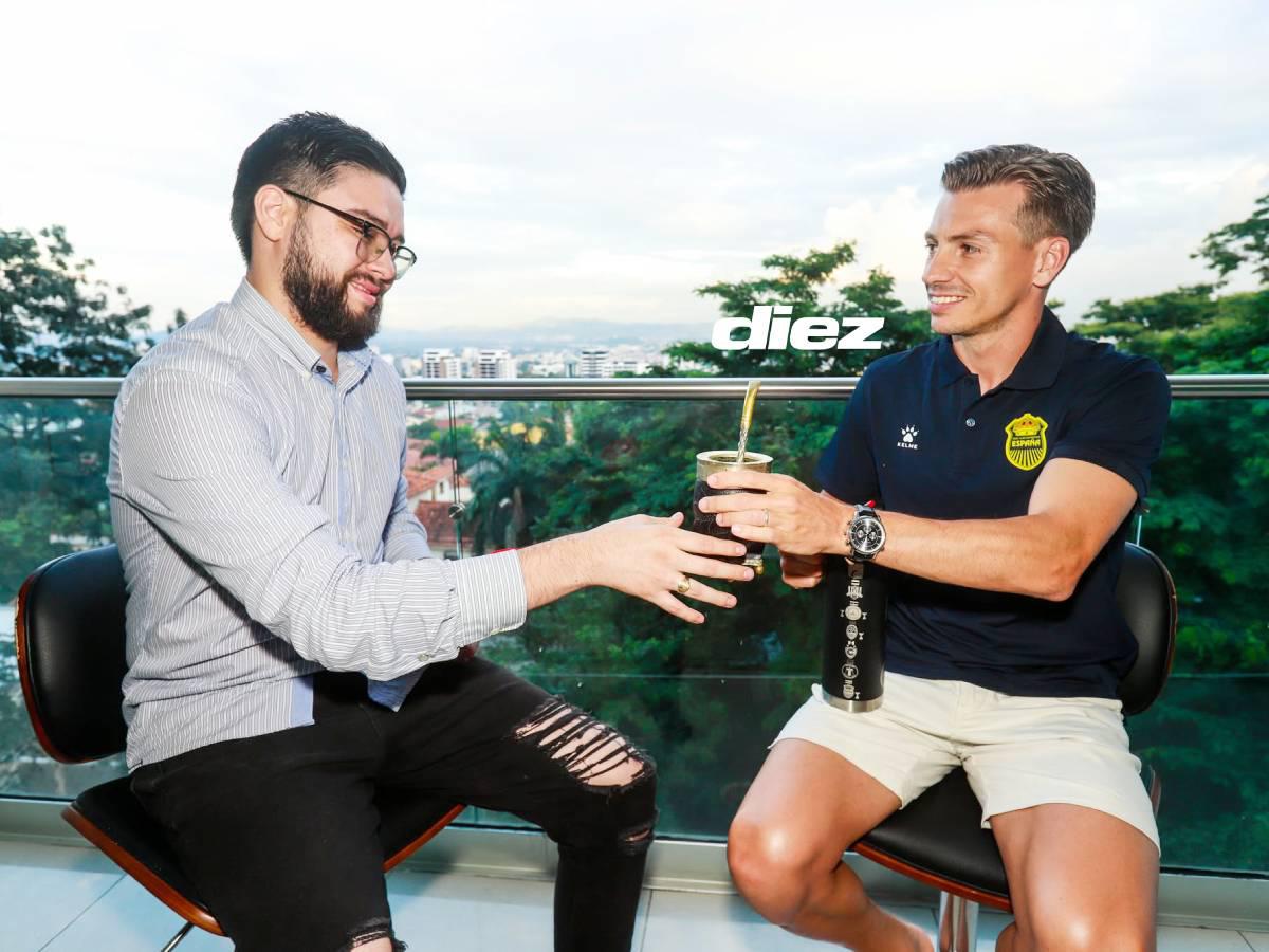 Gonzalo Ritacco y el periodista de DIEZ, Mario Moreno, en plena conversación. Foto Héctor Paz.