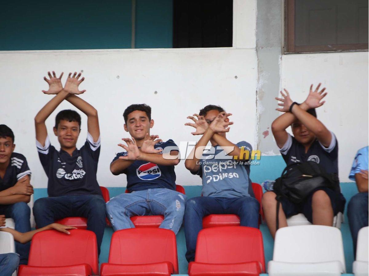 No se vio en TV: aficionadas del Motagua roban suspiros, gestazo de Auzmendi con su novia y fiesta azul en el Nacional