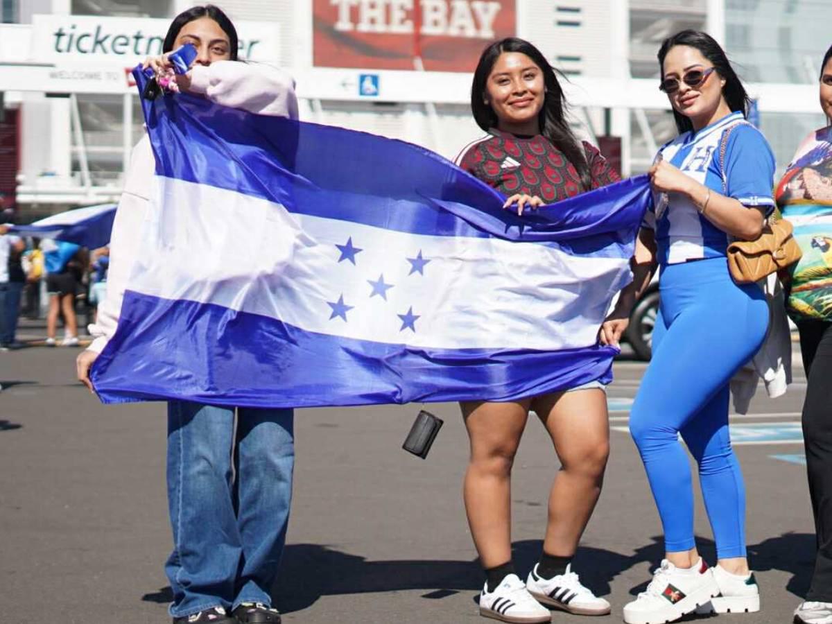 ¡Quiénes son las dos catrachas que se robaron las miradas! El Honduras vs México se engalana con hermosas aficionadas