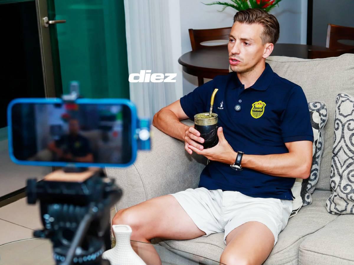 Ritacco en plena entrevista con DIEZ, tranquilo y con el mate en mano. Foto Héctor Paz.