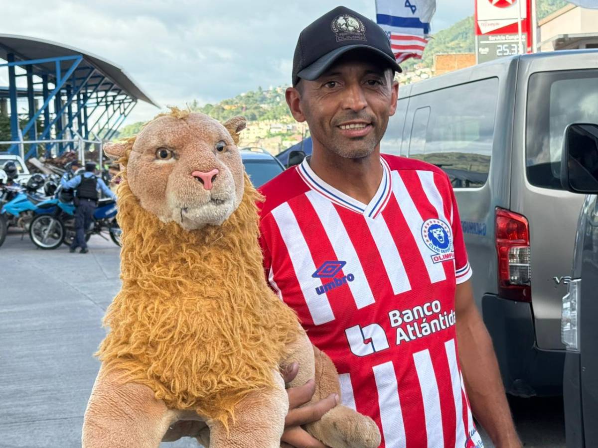 Aficionada se lleva las miradas, lindas fanáticas y la camisa que todos valoran en el Olimpia vs Alajuelense