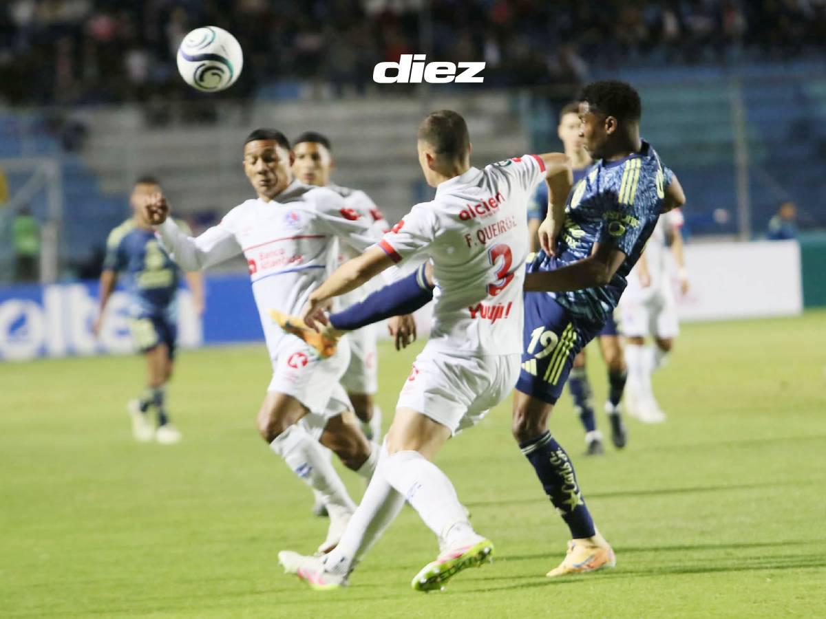 Borja frente a Queiroz en el duelo por la banda izquierda.