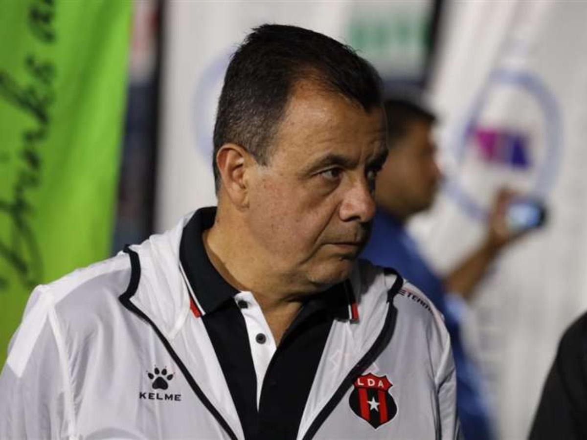 Alajuelense la pasa mal en Costa Rica y confirman el futuro de Óscar 'Machillo' Ramírez: Nuestro técnico se llama...