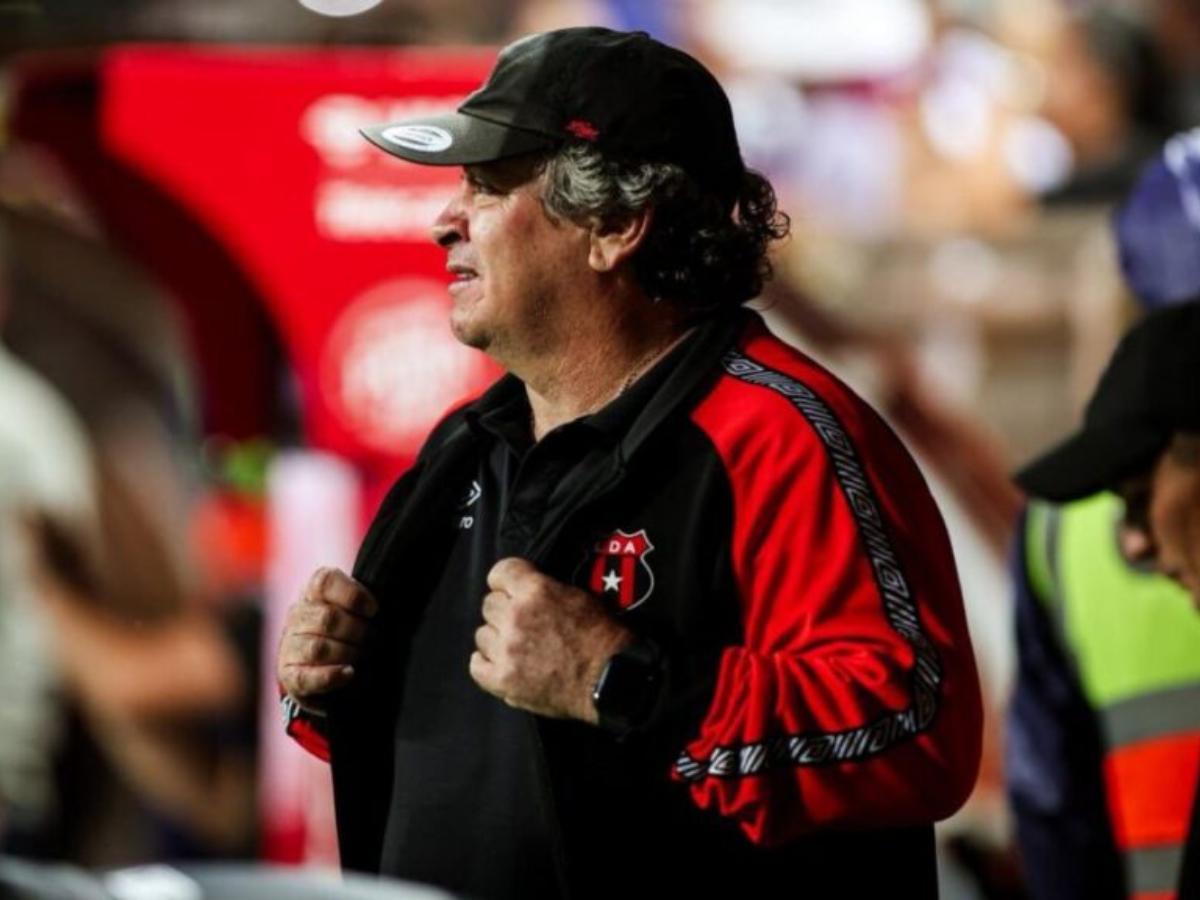 Alajuelense la pasa mal en Costa Rica y confirman el futuro de Óscar 'Machillo' Ramírez: Nuestro técnico se llama...