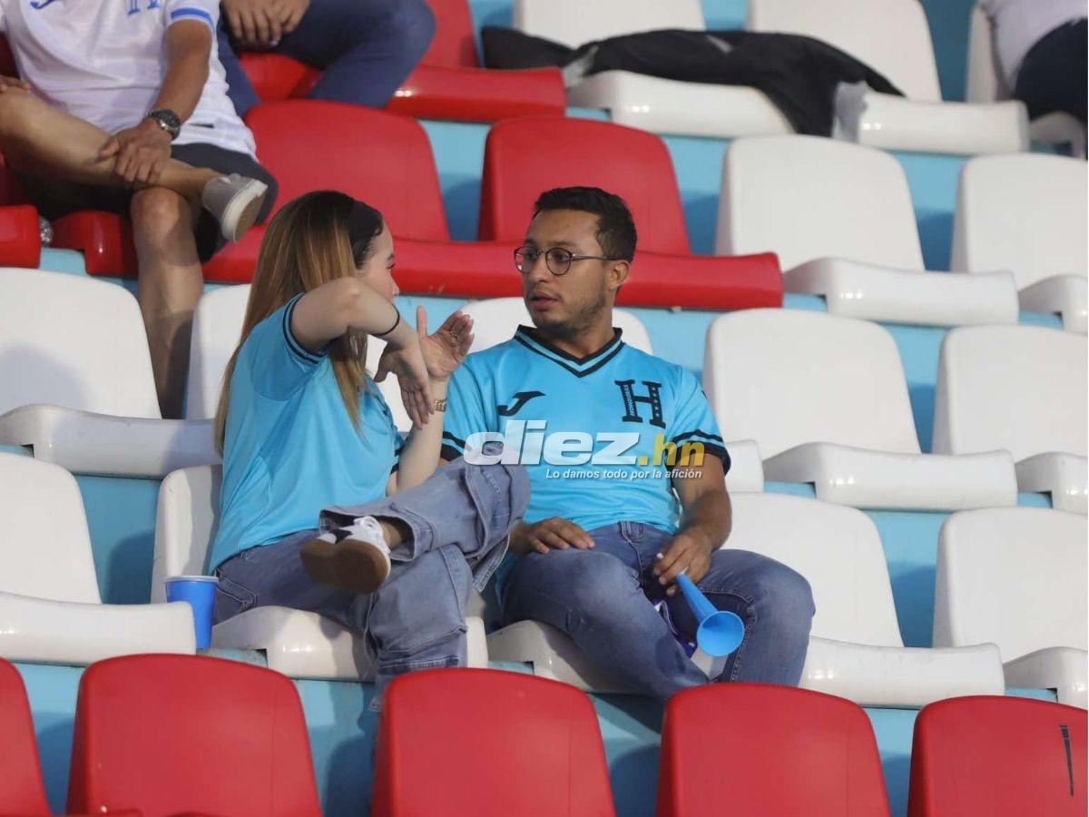 Ambientazo en el Nacional: Famosos, señor cautiva con curioso gorro y chicas enamoran en el Honduras-Jamaica