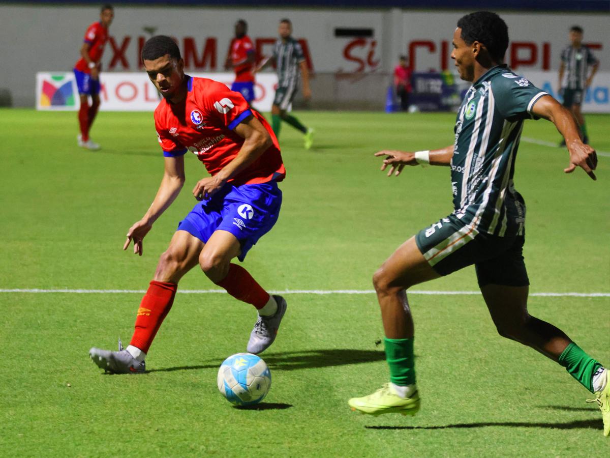 Clinton Bennett ejerciendo marca sobre Roger González.