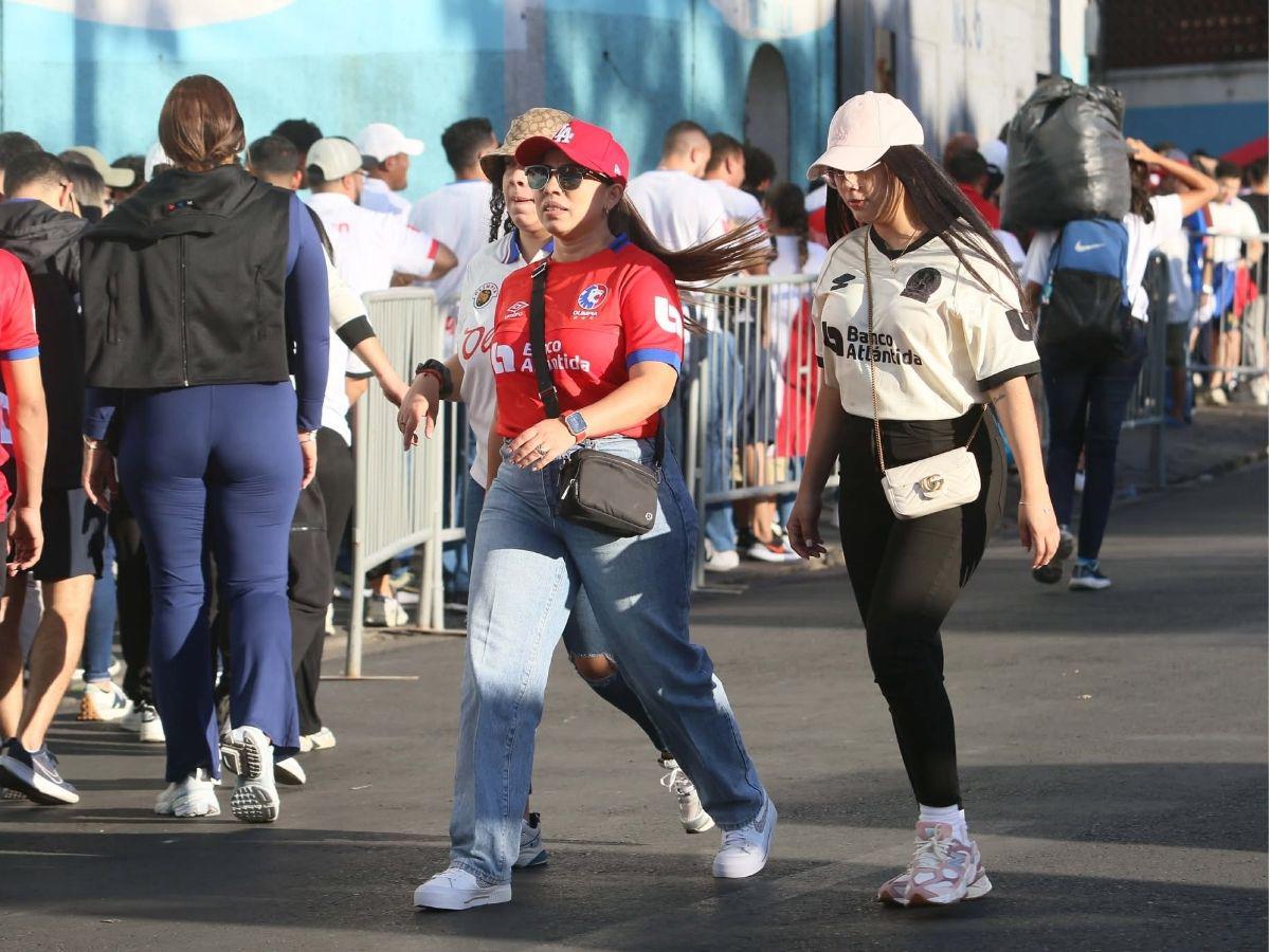 Descomunales filas en el Estadio Nacional y lo que pasó con la pantalla: así se vive la previa de la final entre Olimpia-Marathón
