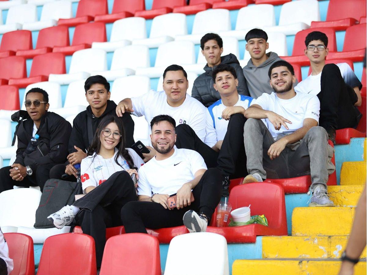 Descomunales filas en el Estadio Nacional y lo que pasó con la pantalla: así se vive la previa de la final entre Olimpia-Marathón